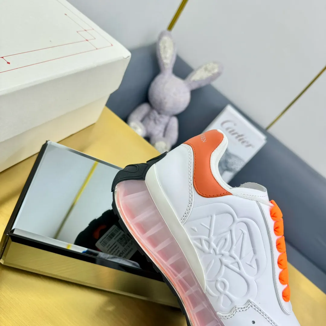 👟👟Ex-factory price 680👟👟 Top version of air cushion bottom, couple size 35-44 🔥ALEXANDER MCQUEEN/Alexander McQueen 2024 new Sprint sports running dad shoes top version Sprint Runner uses white imported environmentally friendly leather splicing and printed concave and convex font technology for the upper and outline Seal logo. Alexander McQueen LUGO logo on the heel and tongue with Alexander McQueen signature. The sneakers feature an oversized runner's sole, which makes running comfortable and convenient. Fabric: Calfskin and cloth Lining: Mesh and sheepskin lining Filled heel non-slip and wear-resistant back cover Foot: Imported PoLo injection molded sheepskin foot Outsole: Air cushion Standard size 35-44 Female size 35-39 Male size 40-44
